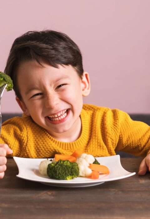 Child is eating vegetables. 904661696 2125x1416 | Ăn Chay, Thuần Chay, Quán Chay & Nhà Hàng Chay