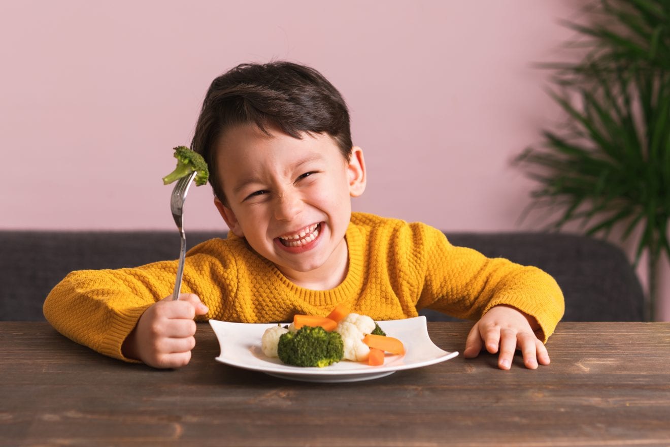 Child is eating vegetables. | Ăn Chay, Thuần Chay, Quán Chay & Nhà Hàng Chay