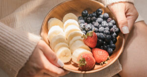 Hạn chế ăn nhiều chất béo và nhiều đường có thể có lợi cho các triệu chứng lupus.
