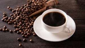“Mặc dù hợp chất được nghiên cứu nhiều hơn trong cà phê là caffein, nhưng cà phê có các hợp chất hoạt tính sinh học có lợi khác, như polyphenol, diterpenes và trigonelline, có đặc tính chống oxy hóa,” Chuyên gia dinh dưỡng Eva De Angelis, Biên tập viên về sức khỏe và dinh dưỡng tại Health Canal.